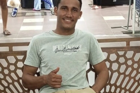 Jovem de 21 anos é executado a tiros no meio da rua e suspeito é preso