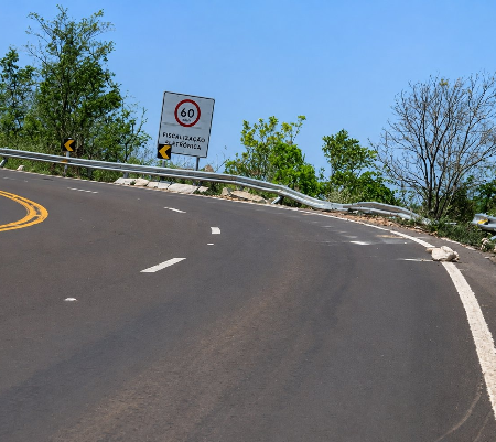 Caminhoneiro sem cinto perde controle de veículo, capota na serra e morre