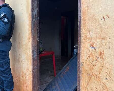 Guerra de facções: dupla arromba porta e mata jovem a tiros de pistola