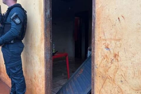 Guerra de facções: dupla arromba porta e mata jovem a tiros de pistola