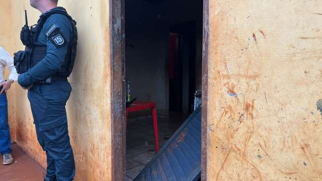 Guerra de facções: dupla arromba porta e mata jovem a tiros de pistola