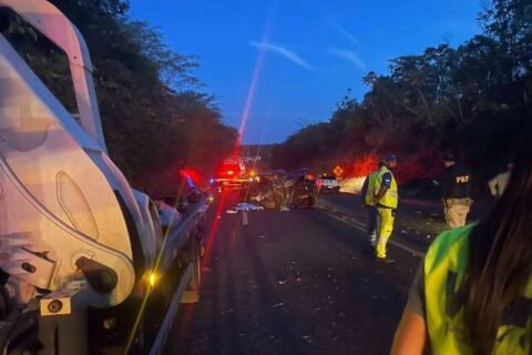 Acidente entre caminhonete e bitrem deixa 2 mortos na BR-158