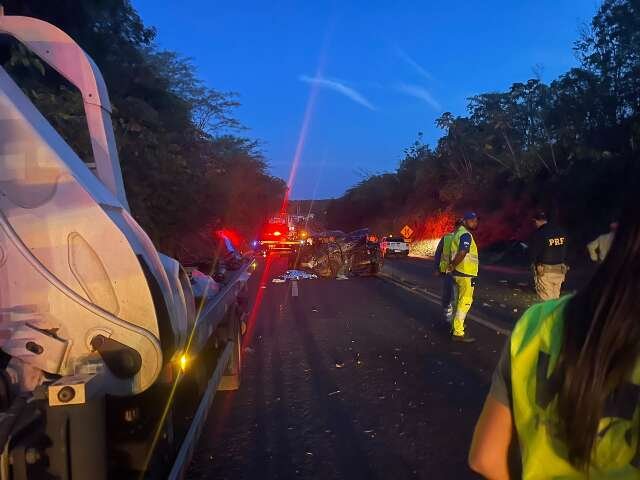 Acidente entre caminhonete e bitrem deixa 2 mortos na BR-158
