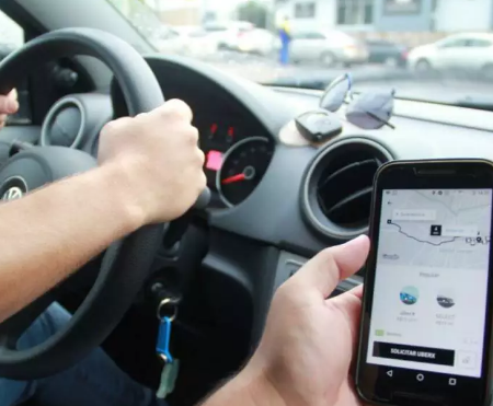 Pais poderão acompanhar ao vivo viagens de adolescentes pela Uber