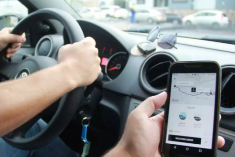 Pais poderão acompanhar ao vivo viagens de adolescentes pela Uber