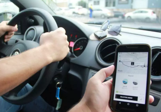 Pais poderão acompanhar ao vivo viagens de adolescentes pela Uber