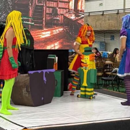 Visconde feito de recicláveis ganha vida e leva prêmio em feira de robótica