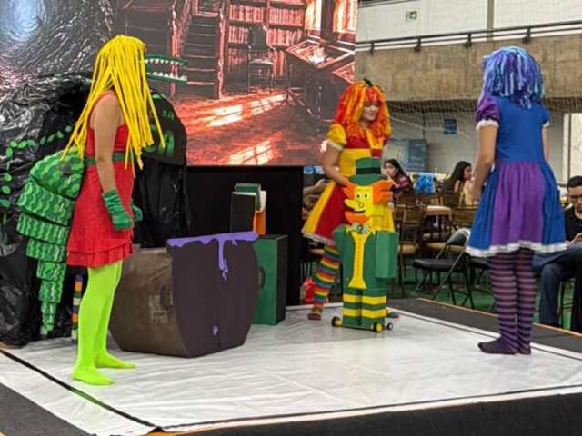 Visconde feito de recicláveis ganha vida e leva prêmio em feira de robótica