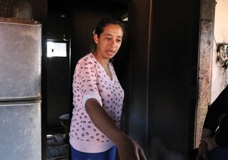 Incêndio destrói brinquedos, móveis e até cesta básica que família havia ganhado Incêndio destrói brinquedos, móveis e até cesta básica que família havia ganhado