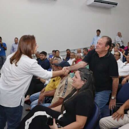 Prefeita diz que teve de escolher entre salário e tapa-buraco
