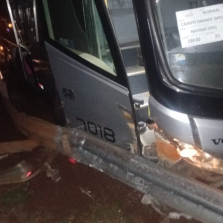 Ônibus com destino a Naviraí perde controle e sai da pista na BR-163