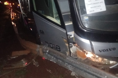 Ônibus com destino a Naviraí perde controle e sai da pista na BR-163