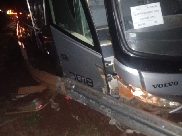 Ônibus com destino a Naviraí perde controle e sai da pista na BR-163