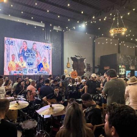 Moda de Domingo celebra um ano e lota roda de modão mesmo com chuva