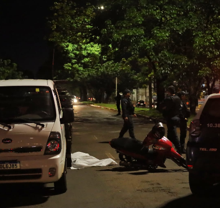 Condutora de Prisma que prensou moto em semáforo é presa com CNH suspensa