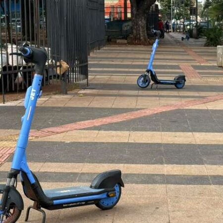 Lei proíbe patinetes de bloquearem passagem de pedestres em Campo Grande
