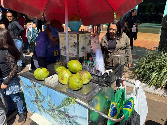 Após desfile cancelado em agosto, ambulantes faturam com 7 de Setembro