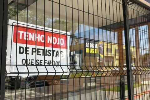 Placa em fachada de loja manda recado a clientes: "Tenho nojo de petistas"