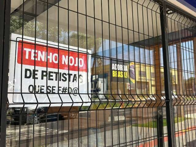 Placa em fachada de loja manda recado a clientes: "Tenho nojo de petistas"