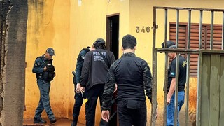 Guerra de facções: dupla arromba porta e mata jovem a tiros de pistola Guerra de facções: dupla arromba porta e mata jovem a tiros de pistola