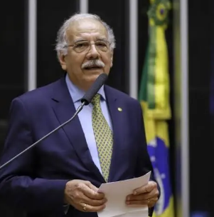 Deputado tenta censura, mas tiro sai pela culatra