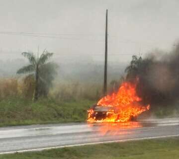 Motorista registra carro pegando fogo na BR-163, em Caarapó