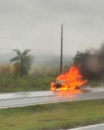 Motorista registra carro pegando fogo na BR-163, em Caarapó
