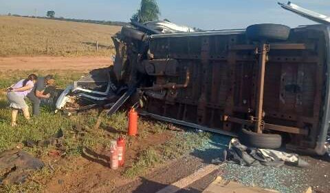 Acidente entre van da saúde e carro deixa cinco mortos na BR-163