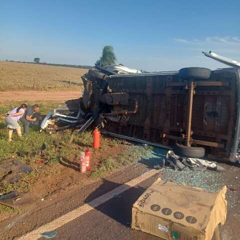 Acidente entre van da saúde e carro deixa cinco mortos na BR-163