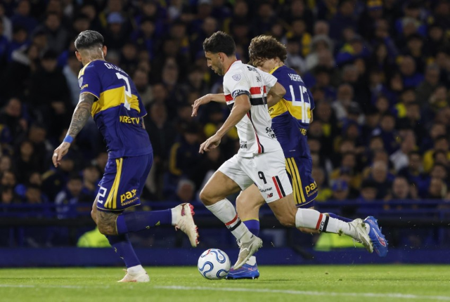 São Paulo segura pressão, mas perde para o Boca no segundo tempo