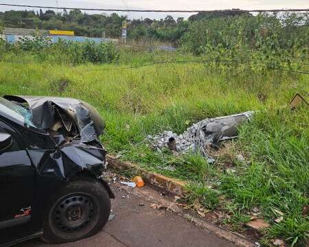 Condutora cochila ao volante e bate carro contra poste; 2º do dia