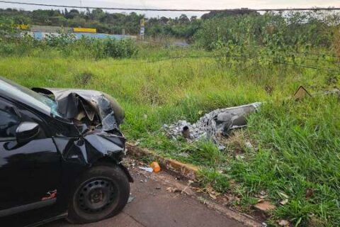 Condutora cochila ao volante e bate carro contra poste; 2º do dia