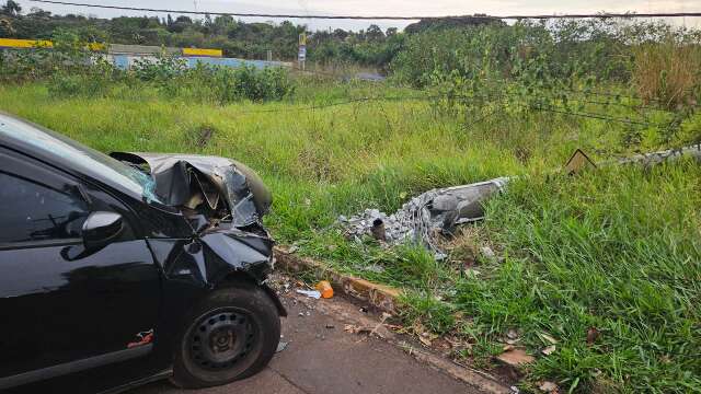 Condutora cochila ao volante e bate carro contra poste; 2º do dia