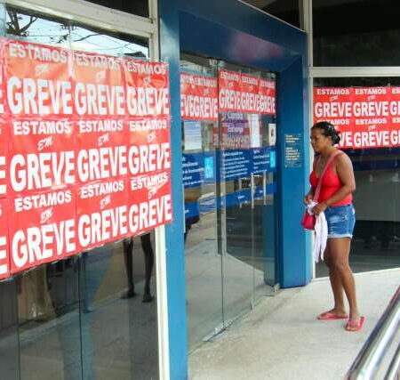 BB fecha acordo e encerra paralisação; Caixa mantém greve