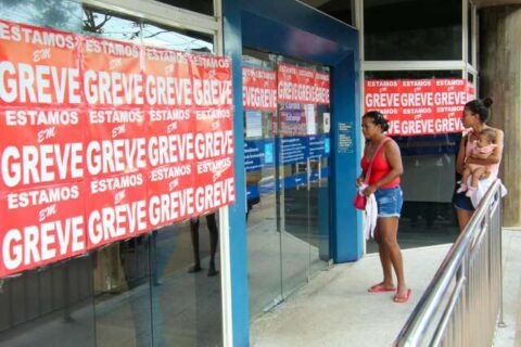 BB fecha acordo e encerra paralisação; Caixa mantém greve