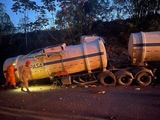 Acidente entre caminhonete e bitrem deixa 2 mortos na BR-158 Acidente entre caminhonete e bitrem deixa 2 mortos na BR-158