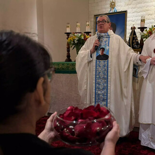 Pétalas, graças e fé celebram 1º ano de Carlo Acutis como santo Pétalas, graças e fé celebram 1º ano de Carlo Acutis como santo