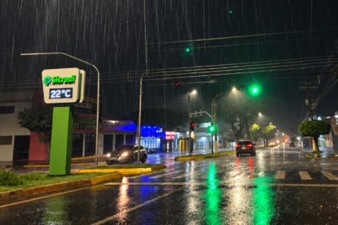 Sob alerta vermelho, chuva forte avança por Dourados e Naviraí