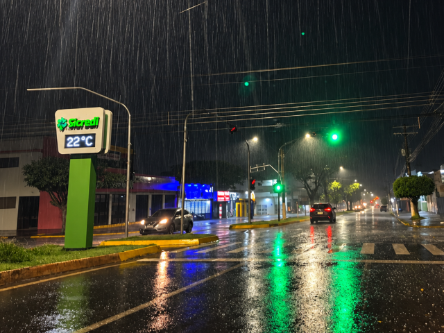Sob alerta vermelho, chuva forte avança por Dourados e Naviraí