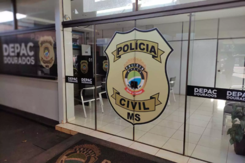 Ataque a tiros contra casa termina com dois presos e pistola apreendida