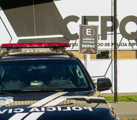 Homem condenado por homicídio tenta fugir após acidente e acaba amarrado