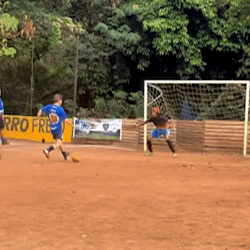 Pelada rende gol e 4 pontos no rosto de deputado