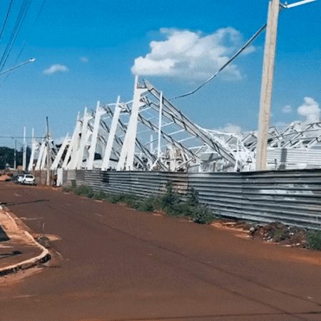 Estrutura de mercado em construção desaba em cima de trabalhadores