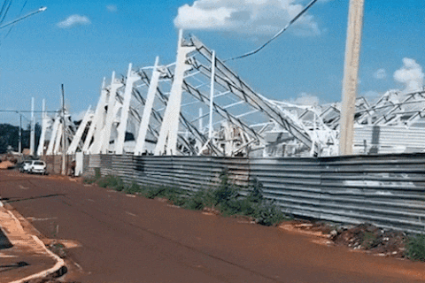 Estrutura de mercado em construção desaba em cima de trabalhadores