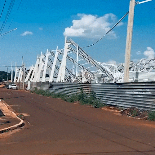 Estrutura de mercado em construção desaba em cima de trabalhadores