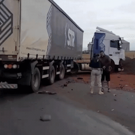 Acidente entre caminhonete e carreta deixa condutor e 2 adolescentes mortos