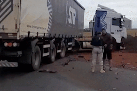Acidente entre caminhonete e carreta deixa condutor e 2 adolescentes mortos