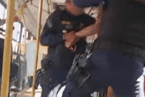 Guarda diz que passageiro reagiu com chutes antes de tiro de borracha