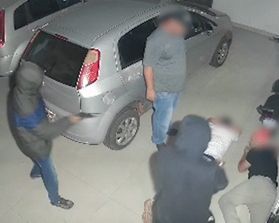 Dupla armada rende muambeiros e rouba carro com 200 iPhones na Moreninha