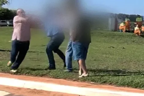 Chamado de “vagabundo”, vereador parte pra cima de motorista em protesto
